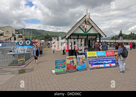 Pierhead , Bowness, avec centrale de réservation et de croiseurs Banque D'Images