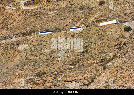 Les bus touristiques randonnées le chemin de l'île Santorini Mesotopos village en Grèce Banque D'Images