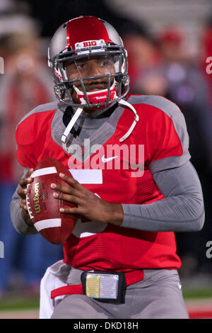 29 octobre 2011 - Columbus, Ohio, États-Unis - Ohio State Buckeyes quarterback Braxton Miller (5) se réchauffe avant le match entre le Wisconsin et l'Ohio State à l'Ohio Stadium, Columbus, Ohio. La défaite de l'état de l'Ohio Wisconsin 33-29. (Crédit Image : © Scott Stuart/ZUMAPRESS.com)/Southcreek Banque D'Images