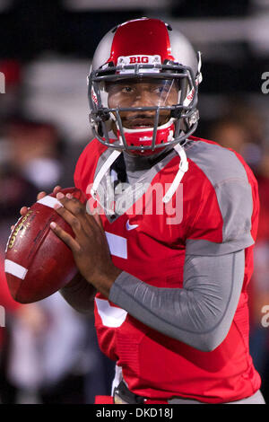 29 octobre 2011 - Columbus, Ohio, États-Unis - Ohio State Buckeyes quarterback Braxton Miller (5) se réchauffe avant le match entre le Wisconsin et l'Ohio State à l'Ohio Stadium, Columbus, Ohio. La défaite de l'état de l'Ohio Wisconsin 33-29. (Crédit Image : © Scott Stuart/ZUMAPRESS.com)/Southcreek Banque D'Images