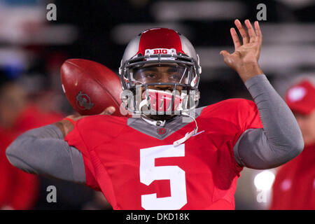 29 octobre 2011 - Columbus, Ohio, États-Unis - Ohio State Buckeyes quarterback Braxton Miller (5) se réchauffe avant le match entre le Wisconsin et l'Ohio State à l'Ohio Stadium, Columbus, Ohio. La défaite de l'état de l'Ohio Wisconsin 33-29. (Crédit Image : © Scott Stuart/ZUMAPRESS.com)/Southcreek Banque D'Images