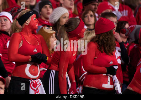 29 octobre 2011 - Columbus, Ohio, États-Unis - Ohio State Buckeyes fans pendant le jeu entre le Wisconsin et l'Ohio State à l'Ohio Stadium, Columbus, Ohio. La défaite de l'état de l'Ohio Wisconsin 33-29. (Crédit Image : © Scott Stuart/ZUMAPRESS.com)/Southcreek Banque D'Images