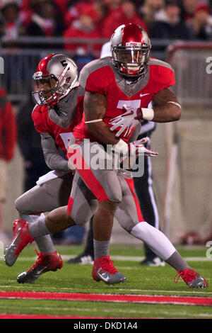 29 octobre 2011 - Columbus, Ohio, États-Unis - Ohio State Buckeyes quarterback Braxton Miller (5) faux un transfert au Ohio State Buckeyes d'utiliser de nouveau Jordan Hall (7) au deuxième trimestre du jeu entre le Wisconsin et l'Ohio State à l'Ohio Stadium, Columbus, Ohio. La défaite de l'état de l'Ohio Wisconsin 33-29. (Crédit Image : © Scott Stuart/ZUMAPRESS.com)/Southcreek Banque D'Images