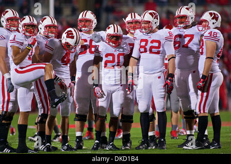 29 octobre 2011 - Columbus, Ohio, États-Unis - Le Wisconsin Badgers conciliabules infraction au cours du quatrième trimestre du jeu entre le Wisconsin et l'Ohio State à l'Ohio Stadium, Columbus, Ohio. La défaite de l'état de l'Ohio Wisconsin 33-29. (Crédit Image : © Scott Stuart/ZUMAPRESS.com)/Southcreek Banque D'Images