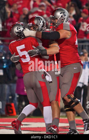 29 octobre 2011 - Columbus, Ohio, États-Unis - Ohio State Buckeyes quarterback Braxton Miller (5) en a félicité par tight end Buckeyes Jake Stoneburner (11) et de l'Ohio State Buckeyes offensive ligne J.B. Shugarts (76) après le toucher des roues de Miller dans le troisième quart du jeu entre le Wisconsin et l'Ohio State à l'Ohio Stadium, Columbus, Ohio. La défaite de l'état de l'Ohio Wisconsin 33-29. (Ima Crédit Banque D'Images