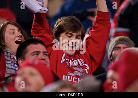 29 octobre 2011 - Columbus, Ohio, États-Unis - Ohio State Buckeyes fan célèbre le touchdown gagnante à la fin de la partie entre le Wisconsin et l'Ohio State à l'Ohio Stadium, Columbus, Ohio. La défaite de l'état de l'Ohio Wisconsin 33-29. (Crédit Image : © Scott Stuart/ZUMAPRESS.com)/Southcreek Banque D'Images