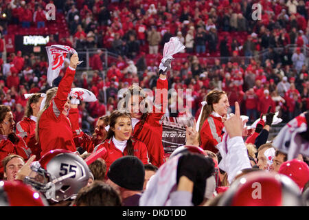 29 octobre 2011 - Columbus, Ohio, États-Unis - Ohio State Buckeyes cheerleaders célébrer avec les fans sur le terrain après le match entre le Wisconsin et l'Ohio State à l'Ohio Stadium, Columbus, Ohio. La défaite de l'état de l'Ohio Wisconsin 33-29. (Crédit Image : © Scott Stuart/ZUMAPRESS.com)/Southcreek Banque D'Images