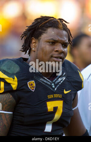 29 octobre 2011 - Tempe, Arizona, États-Unis - Lineacker Vontaze Burfict (7) des chefs d'état de l'Arizona à l'extérieur du terrain vers le vestiaire de l'état de l'Arizona, Colorado a remis leur huitième défaite de la saison dans le CIP 12 Showdown de tempe en Arizona. (Crédit Image : © Dean/ZUMAPRESS.com) Henthorn/Southcreek Banque D'Images