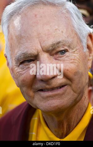 29 octobre 2011 - Tempe, Arizona, États-Unis - ancien entraîneur en chef de l'état de l'Arizona et légende Frank Kush a été honoré lors de l'arrivée au match contre Colorado. Remise de l'état de l'Arizona Colorado leur huitième défaite de la saison dans le CIP 12 Showdown de tempe en Arizona. (Crédit Image : © Dean/ZUMAPRESS.com) Henthorn/Southcreek Banque D'Images