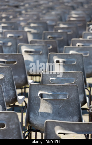 Beaucoup de chaises vides en plastique gris à la place Saint-Pierre, Cité du Vatican, Rome Banque D'Images