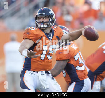 30 octobre 2011 - Denver, Colorado, États-Unis - Denver Broncos QB TIM TEBOW recherche un récepteur ouvert pour passer à au cours de la 2e. la moitié à Sports Authority Field at Mile High dimanche après-midi. Le Programme Lions de battre les Broncos 45-10. (Crédit Image : © Hector Acevedo/ZUMAPRESS.com) Banque D'Images