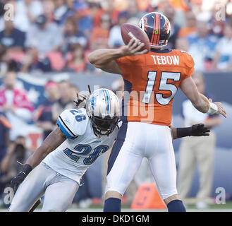 30 octobre 2011 - Denver, Colorado, États-Unis - Denver Broncos QB TIM TEBOW se prépare à obtenir saccagée par les Lions de Détroit la défense pendant la 2e. la moitié à Sports Authority Field at Mile High dimanche après-midi. Le Programme Lions de battre les Broncos 45-10. (Crédit Image : © Hector Acevedo/ZUMAPRESS.com) Banque D'Images