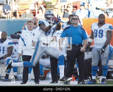 30 octobre 2011 - Denver, Colorado, États-Unis - Detroit Lions WR CALVIN JOHNSON attrape une passe contre les Broncos de Denver dans la 2e. la moitié à Sports Authority Field at Mile High dimanche après-midi. Le Programme Lions de battre les Broncos 45-10. (Crédit Image : © Hector Acevedo/ZUMAPRESS.com) Banque D'Images