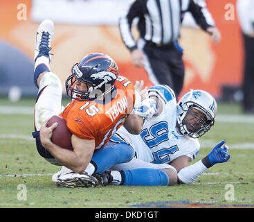 30 octobre 2011 - Denver, Colorado, États-Unis - Denver Broncos QB TIM TEBOW est saccagée par les Lions de Détroit la défense pendant la 2e. la moitié à Sports Authority Field. Le Programme Lions de battre les Broncos 45-10. (Crédit Image : © Hector Acevedo/ZUMAPRESS.com) Banque D'Images