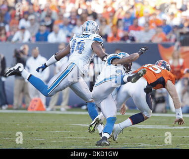 30 octobre 2011 - Denver, Colorado, États-Unis - Denver Broncos QB TIM TEBOW est saccagée par les Lions de Détroit la défense pendant la 2e. la moitié à Sports Authority Field at Mile High dimanche après-midi. Le Programme Lions de battre les Broncos 45-10. (Crédit Image : © Hector Acevedo/ZUMAPRESS.com) Banque D'Images