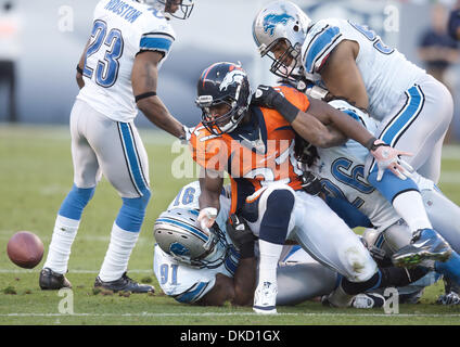 30 octobre 2011 - Denver, Colorado, États-Unis - Denver Broncos RB KNOWSHON MORENO fumbles la balle contre les Lions de Detroit au cours de la 2e. la moitié à Sports Authority Field at Mile High dimanche après-midi. Le Programme Lions de battre les Broncos 45-10. (Crédit Image : © Hector Acevedo/ZUMAPRESS.com) Banque D'Images