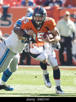 30 octobre 2011 - Denver, Colorado, États-Unis - Denver Broncos QB TIM TEBOW fonctionne pour les verges contre les Lions de Détroit dans le 1er. la moitié à Sports Authority Field at Mile High dimanche après-midi. Le Programme Lions de battre les Broncos 45-10. (Crédit Image : © Hector Acevedo/ZUMAPRESS.com) Banque D'Images