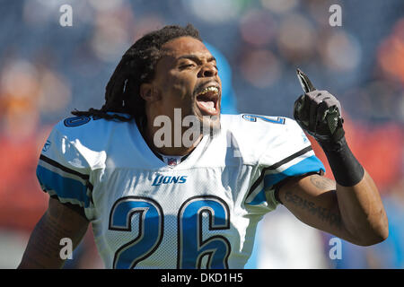 30 octobre 2011 - Denver, Colorado, États-Unis - Detroit Lions S LOUIS DELMAS parle smack à l infraction durant le 1er. la moitié à Sports Authority Field at Mile High dimanche après-midi. Le Programme Lions de battre les Broncos 45-10. (Crédit Image : © Hector Acevedo/ZUMAPRESS.com) Banque D'Images