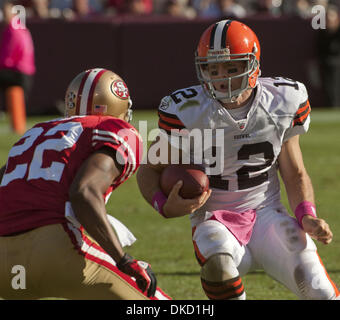 30 octobre 2011 - San Francisco, CA, USA - San Francisco 49ers vs Cleveland Browns à Candlestick Park Dimanche, 30 octobre 2011. San Francisco 49ers Carlos évoluait Rogers (22) aborde le quart-arrière des Cleveland Browns Colt McCoy (12)..49ers battre Brown 20-10 (crédit Image : © Al/ZUMAPRESS.com) Golub Banque D'Images