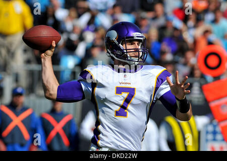 30 octobre 2011 - Charlotte, Caroline du Nord, États-Unis - Minnesota Vikings quarterback Christian Ponder (7) revient à passer en cas de jeu d'aujourd'huis.Vikings Panthers défaite 24-21 à la Bank of America Stadium à Charlotte en Caroline du Nord. (Crédit Image : © Anthony Barham/ZUMAPRESS.com)/Southcreek Banque D'Images