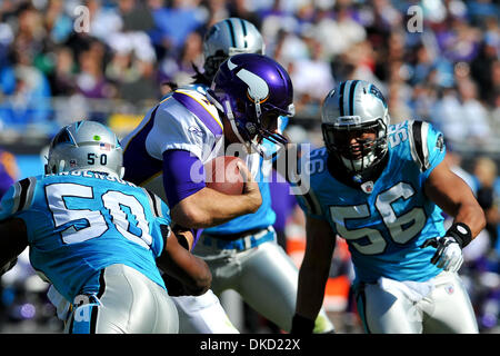 30 octobre 2011 - Charlotte, Caroline du Nord, États-Unis - Minnesota Vikings quarterback Christian Ponder (7) porte la balle jusqu'au milieu pendant le jeu.Vikings Panthers défaite 24-21 à la Bank of America Stadium à Charlotte en Caroline du Nord. (Crédit Image : © Anthony Barham/ZUMAPRESS.com)/Southcreek Banque D'Images