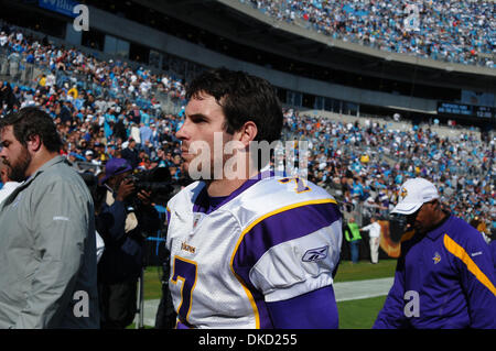 30 octobre 2011 - Charlotte, Caroline du Nord, États-Unis - Minnesota Vikings quarterback Christian Ponder (7) quitte le terrain pendant le jeu.Vikings Panthers défaite 24-21 à la Bank of America Stadium à Charlotte en Caroline du Nord. (Crédit Image : © Anthony Barham/ZUMAPRESS.com)/Southcreek Banque D'Images