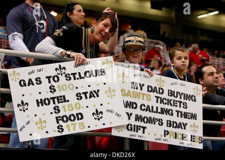 30 octobre, 2011 - Saint Louis, Missouri, États-Unis - New Orleans Saints fans au cours de la NFL match entre les New Orleans Saints et les Rams de Saint-Louis à l'Edward Jones Dome à Saint Louis, Missouri. Béliers défait les Saints 31-21. (Crédit Image : © Scott Kane/Southcreek/ZUMAPRESS.com) Banque D'Images