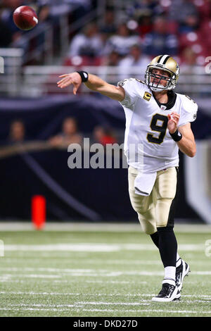 30 octobre, 2011 - Saint Louis, Missouri, États-Unis - New Orleans Saints quarterback Drew Brees (9) renvoie au cours de la NFL match entre les New Orleans Saints et les Rams de Saint-Louis à l'Edward Jones Dome à Saint Louis, Missouri. Béliers défait les Saints 31-21. (Crédit Image : © Scott Kane/Southcreek/ZUMAPRESS.com) Banque D'Images