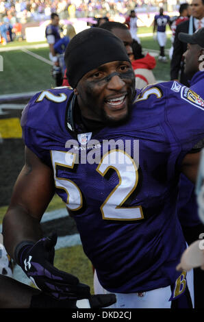 30 octobre 2011 - Baltimore, Maryland, États-Unis - Baltimore Ravens à l'intérieur de secondeur Ray Lewis (52) est montré après un match de la NFL entre les Ravens de Baltimore et les Arizona Cardinals (crédit Image : © TJ/ZUMApress.com) Southcreek/Racine Banque D'Images