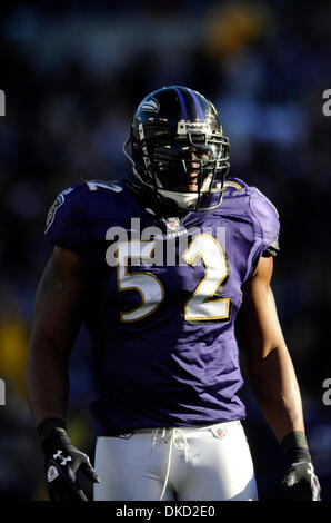 30 octobre 2011 - Baltimore, Maryland, États-Unis - Baltimore Ravens à l'intérieur de secondeur Ray Lewis (52) se dresse entre joue pendant un match de la NFL entre les Ravens de Baltimore et les Arizona Cardinals (crédit Image : © TJ/ZUMApress.com) Southcreek/Racine Banque D'Images