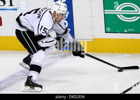 30 octobre 2011 - Denver, Colorado, États-Unis - Los Angeles Kings center Brad Richardson (15) se déplace dans la zone offensive. L'Avalanche a gagné 3-2. L'Avalanche du Colorado a accueilli l'A.L. Rois à la Pepsi Center de Denver, CO (Image Crédit : © Isaiah Downing/ZUMApress.com)/Southcreek Banque D'Images