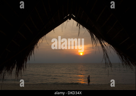 Voir au coucher du soleil de Greystoke Mahale Lodge sur les rives du lac Tanganyika, le Parc National des Montagnes Mahale, Tanzanie Banque D'Images