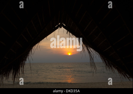 Voir au coucher du soleil de Greystoke Mahale Lodge sur les rives du lac Tanganyika, le Parc National des Montagnes Mahale, Tanzanie Banque D'Images