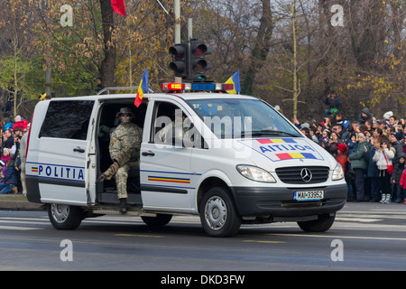 Les forces spéciales de la police roumaine (SIIAS), partie de l'Atlas du groupe spécial de la police, dans une Mercedes Vito - parade le 1er décembre Banque D'Images