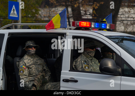 Les forces spéciales de la police roumaine (SIIAS), partie de l'Atlas du groupe spécial de la police, dans une Mercedes Vito - parade le 1er décembre Banque D'Images