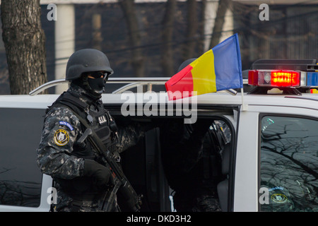Les forces spéciales de la police roumaine (SIIAS), partie de l'Atlas du groupe spécial de la police, dans une Mercedes Vito - parade le 1er décembre Banque D'Images