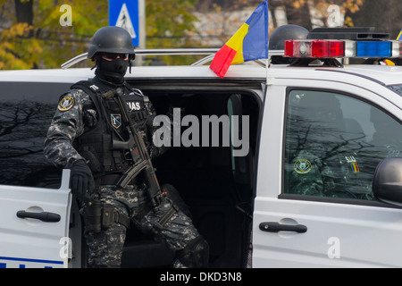 Les forces spéciales de la police roumaine (SIIAS), partie de l'Atlas du groupe spécial de la police, dans une Mercedes Vito - parade le 1er décembre Banque D'Images