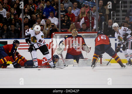 2 novembre 2011 - Sunrise, Floride, États-Unis d'Amérique - Florida Panthers Jacob Markstrom gardien (25) défend alors que l'aile droite des Blackhawks de Chicago Patrick Kane (88) gère le palet devant le but alors que centre Blackhawks de Chicago Patrick Sharp (10) et de l'aile gauche des Panthers de la Floride Marco Sturm (16) Chercher sur en action entre les Blackhawks de Chicago et les Panthers de la Floride au cours de la Banque D'Images