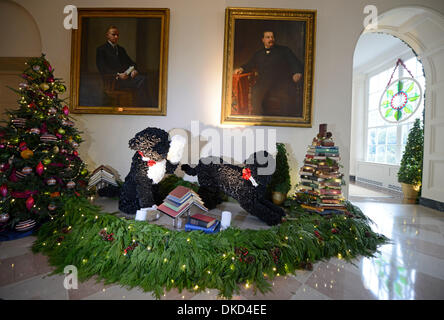 Washington DC, USA. 4 décembre 2013. En vedette Les décorations chiens de famille Obama Bo (L) et ensoleillé (R) sont vus dans le jardin de l'Est Prix de la Maison Blanche à Washington DC, capitale des États-Unis, le 4 décembre 2013, au cours de la Maison Blanche des décorations de Noël affichage des médias. (Xinhua/Zhang Jun/Alamy Live News) Banque D'Images