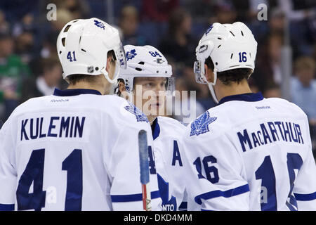 Le 3 novembre 2011 - Columbus, Ohio, États-Unis - Maple Leafs de Toronto le défenseur Cody Franson (4), Toronto Maple Leafs Mikhail Grabovski centre (84) et de l'aile gauche des Maple Leafs de Toronto Clarke MacArthur (16) parlent pendant un temps mort sur la glace dans la deuxième période du jeu entre les Maple Leafs de Toronto et les Blue Jackets de Columbus au Nationwide Arena, Columbus, Ohio. (Crédit Image : © Scott Stuart/Sud Banque D'Images