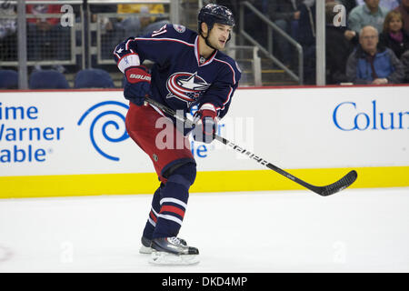 Le 3 novembre 2011 - Columbus, Ohio, États-Unis - Columbus Blue Jackets défenseur Fedor Tyutin (51) passe au cours de la deuxième période du jeu entre les Maple Leafs de Toronto et les Blue Jackets de Columbus au Nationwide Arena, Columbus, Ohio. (Crédit Image : © Scott Stuart/ZUMAPRESS.com)/Southcreek Banque D'Images