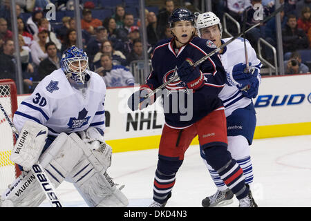 Le 3 novembre 2011 - Columbus, Ohio, États-Unis - Columbus Blue Jackets aile gauche Matt Calvert (11) lutte pour la position entre le gardien des Maple Leafs de Toronto Ben Scrivens (30) et Toronto Maple Leafs center Tyler Bozak (42) dans la troisième période du jeu entre les Maple Leafs de Toronto et les Blue Jackets de Columbus au Nationwide Arena, Columbus, Ohio. Toronto a battu 4-1 Columbus. (Crédit Image : © Scott Banque D'Images