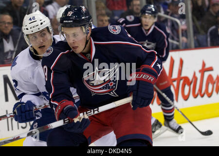 Le 3 novembre 2011 - Columbus, Ohio, États-Unis - Toronto Maple Leafs center Tyler Bozak (42) et Blue Jackets de Columbus center Ryan Johansen (19) Rendez-vous sur les planches pour la rondelle dans la troisième période du match entre les Maple Leafs de Toronto et les Blue Jackets de Columbus au Nationwide Arena, Columbus, Ohio. Toronto a battu 4-1 Columbus. (Crédit Image : © Scott Stuart/ZUMAPRESS.com)/Southcreek Banque D'Images