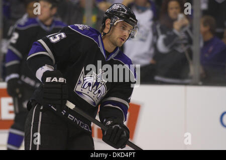 Le 3 novembre 2011 - Los Angeles, Californie, États-Unis - LA Kings Brad Richardson (15) obtient réchauffée. Les rois perdus pour les Oilers d'Edmonton 3-0. (Crédit Image : © Josh Chapelle/ZUMAPRESS.com)/Southcreek Banque D'Images