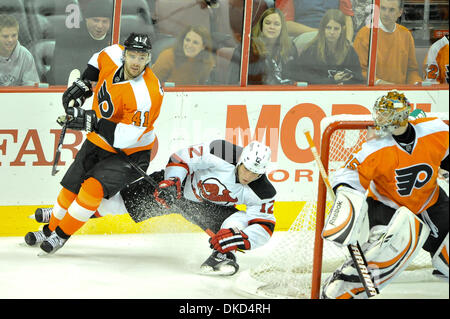 Le 3 novembre 2011 - Philadelphie, Pennsylvanie, États-Unis - Les Flyers de Philadelphie le défenseur Andrej Meszaros (41) et New Jersey Devils aile droite Nick Palmieri (12) derrière le filet des Flyers. Dans un jeu joué au Wachovia Center de Philadelphie, Pennsylvanie, les Flyers ont perdu au diables dans une fusillade 4-3 (Image Crédit : © Mike Southcreek/ZUMAPRESS.com)/human life by Sylvester Graham Banque D'Images