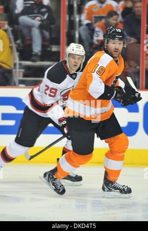 Le 3 novembre 2011 - Philadelphie, Pennsylvanie, États-Unis - Flyers de Philadelphie aile gauche Scott Hartnell (19) et New Jersey Devils le défenseur Mark Fayne (29) au cours de l'action de jeu. Dans un jeu joué au Wachovia Center de Philadelphie, Pennsylvanie, les Flyers et les démons sont liés à la fin de la première période. (Crédit Image : © Mike Southcreek/ZUMAPRESS.com)/human life by Sylvester Graham Banque D'Images