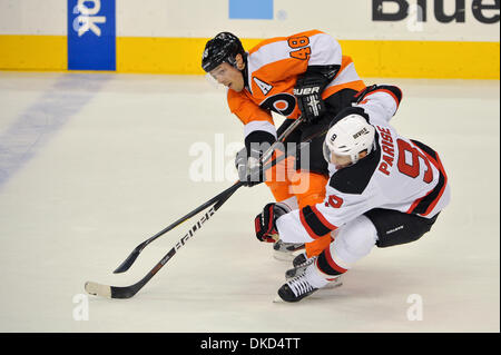 Le 3 novembre 2011 - Philadelphie, Pennsylvanie, États-Unis - Flyers de Philadelphie center Danny Briere (48) et New Jersey Devils aile gauche Zach Parise (9) bataille pour la rondelle. Dans un jeu joué au Wachovia Center de Philadelphie, Pennsylvanie, les Flyers et les démons sont liés à la fin de la première période. (Crédit Image : © Mike Southcreek/ZUMAPRESS.com)/human life by Sylvester Graham Banque D'Images