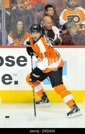 Le 3 novembre 2011 - Philadelphie, Pennsylvanie, États-Unis - Flyers de Philadelphie aile gauche Scott Hartnell (19) avec la rondelle. Dans un jeu joué au Wachovia Center de Philadelphie, Pennsylvanie, les Flyers ont perdu au diables dans une fusillade 4-3 (Image Crédit : © Mike Southcreek/ZUMAPRESS.com)/human life by Sylvester Graham Banque D'Images