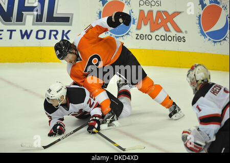 Le 3 novembre 2011 - Philadelphie, Pennsylvanie, États-Unis - Flyers de Philadelphie aile gauche Scott Hartnell (19) et New Jersey Devils le défenseur Mark Fayne (29) à l'automne la glace. Dans un jeu joué au Wachovia Center de Philadelphie, Pennsylvanie, les Flyers ont perdu au diables dans une fusillade 4-3 (Image Crédit : © Mike Southcreek/ZUMAPRESS.com)/human life by Sylvester Graham Banque D'Images
