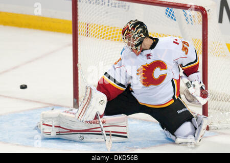 4 novembre 2011 - Buffalo, New York, États-Unis - le gardien des Flames de Calgary Henrik Karlsson (# 35) bloque la rondelle dans un match contre les Sabres de Buffalo au First Niagara Center. Buffalo a gagné le match 2-1. (Crédit Image : © Mark/ZUMAPRESS.com) Konezny/Southcreek Banque D'Images